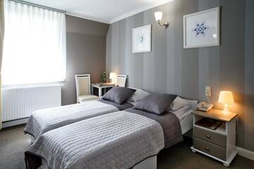 Фото номера Стандартный двухместный номер с 2 отдельными кроватями Отель Hotel Niedźwiadek г. Вдзыдзе-Кишевске 3