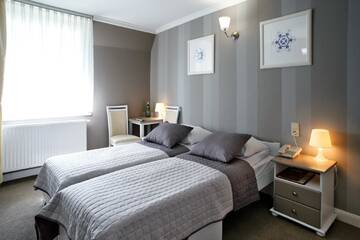 Фото номера Стандартный двухместный номер с 2 отдельными кроватями Отель Hotel Niedźwiadek г. Вдзыдзе-Кишевске 2